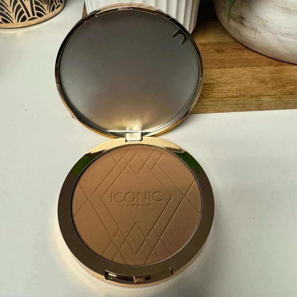 Iconic London-Ultimate Bronzing Powder- color- Warm Bronze-NIB